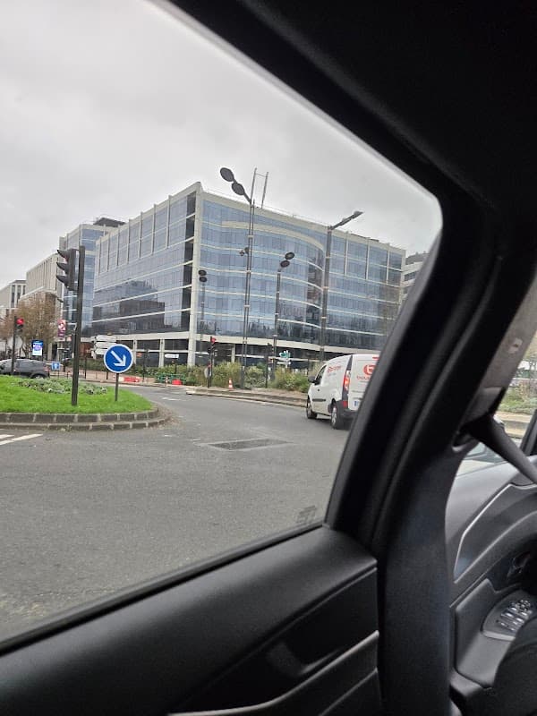 Naama Place de Seine Levallois